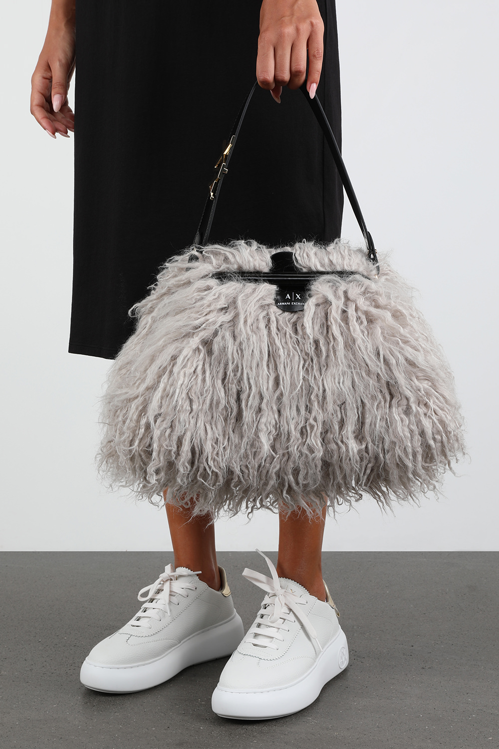 תמונת כל הלוק של תיק צד דמוי פרווה